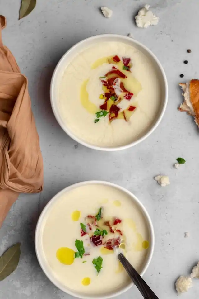 Estofado casero de coliflor y lentejas, con sabores reconfortantes, un plato vegetariano nutritivo inspirado en la cocina ayurvédica.